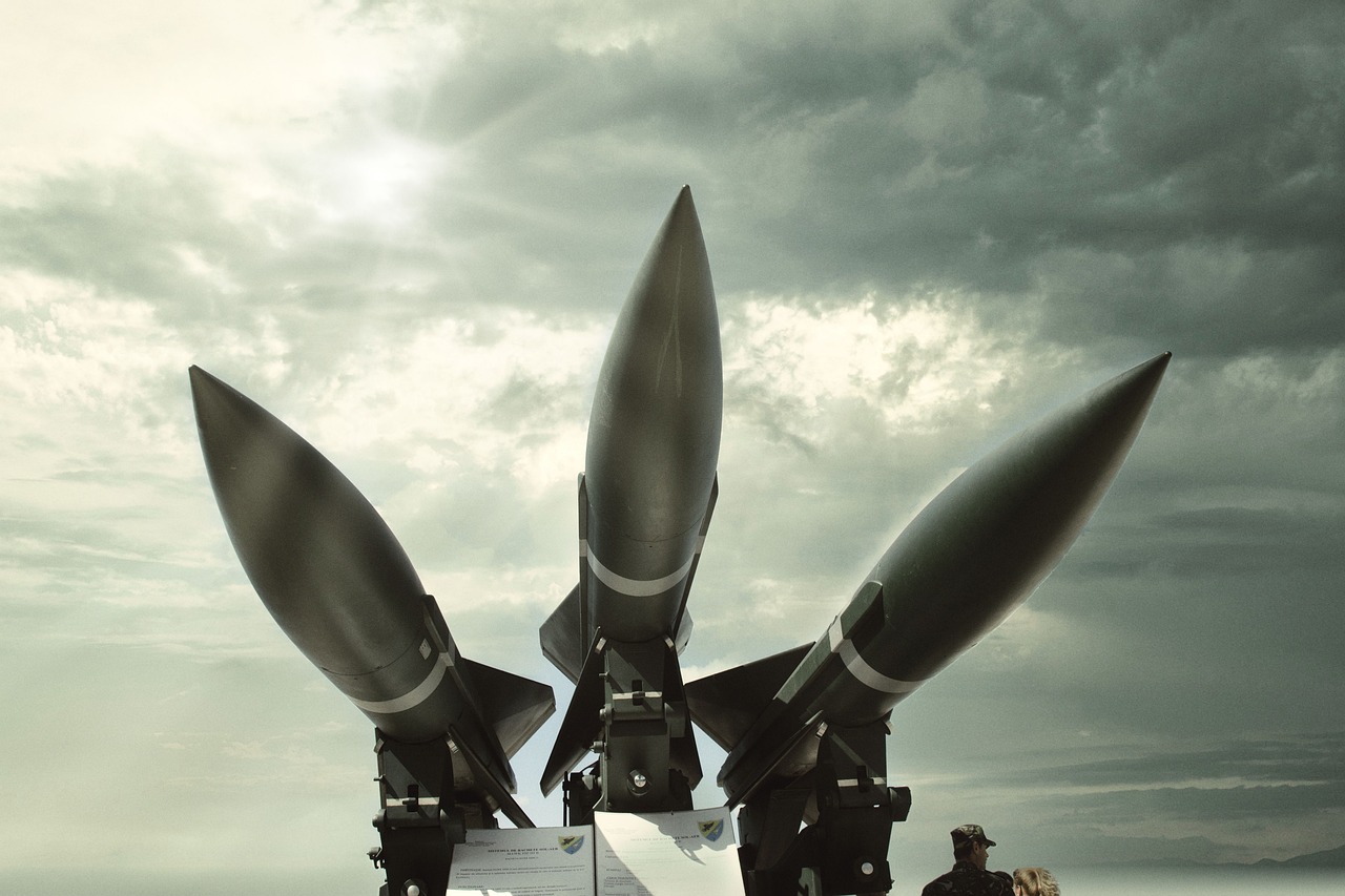 Test fehlgeschlagen: Militär warnt vor herabstürzenden Raketen-Teilen