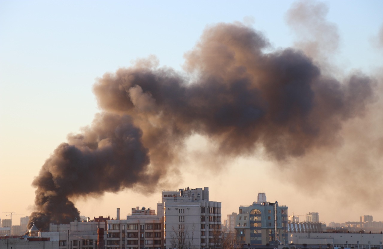 Flugzeug in Stadt abgestürzt: Schwere Explosion in Wohngebiet