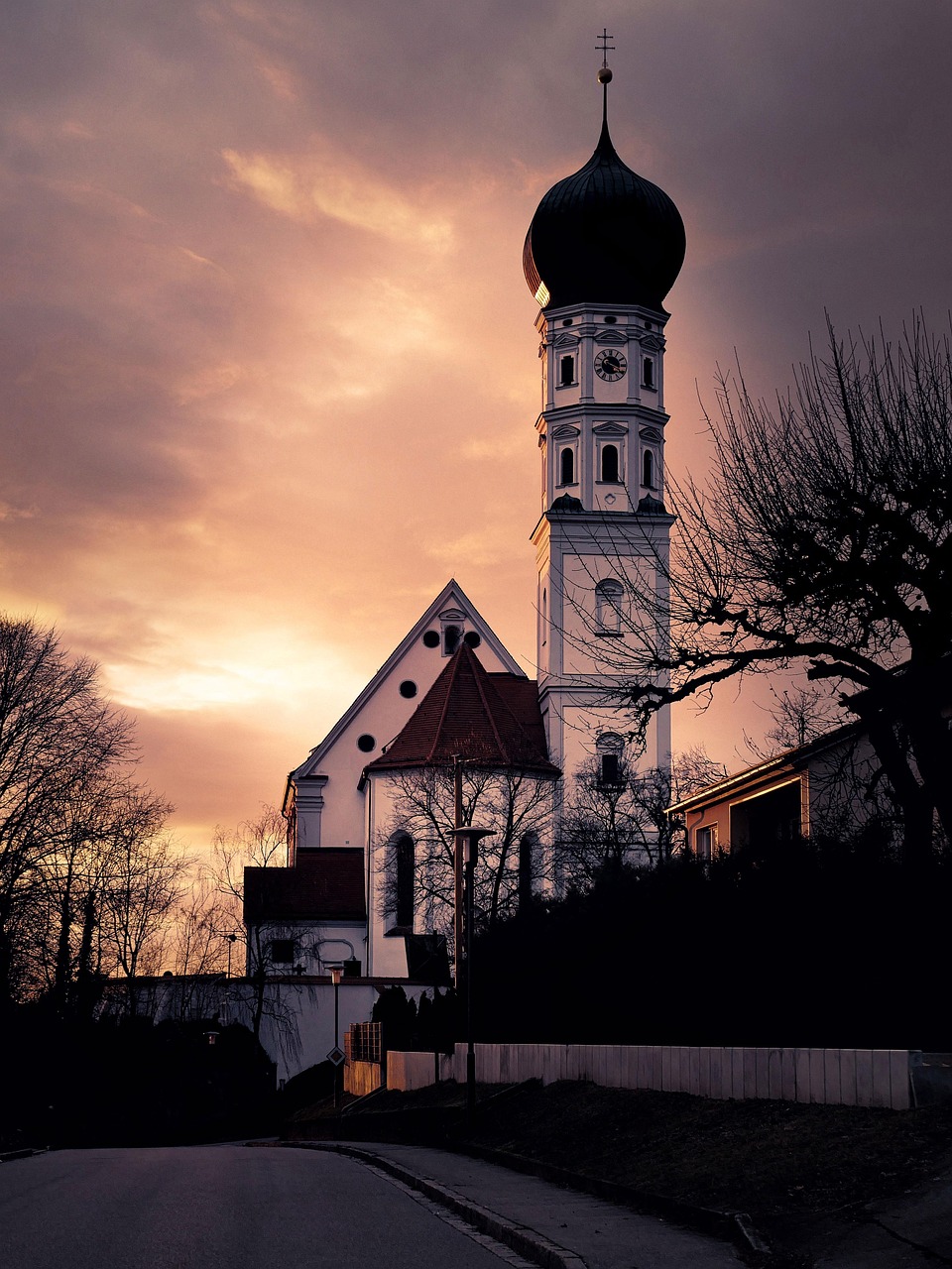 Eklat in der Kirche: Schwerwiegende Vorwürfe erschüttern bayrische Gemeinde