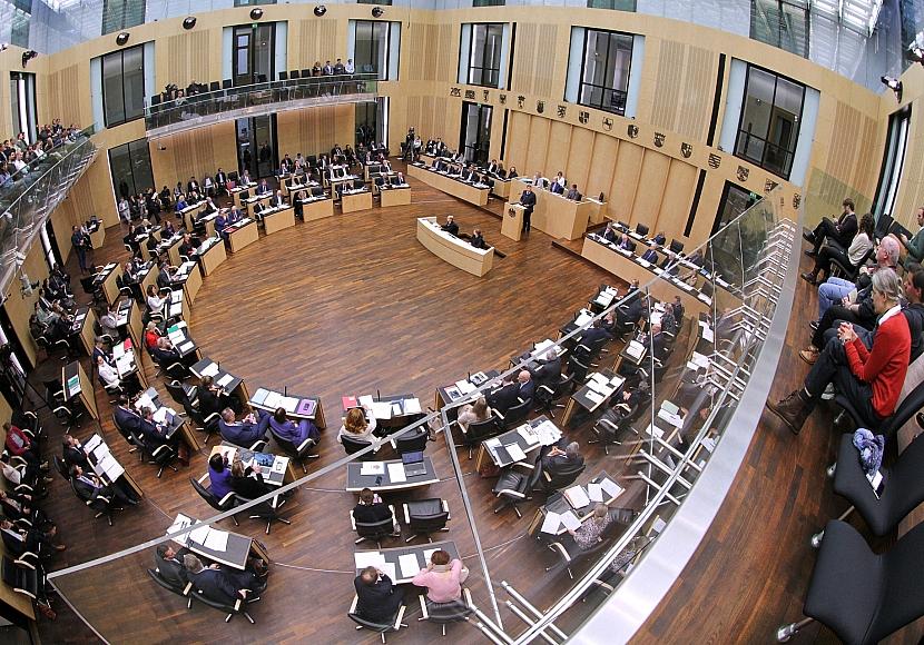 Bayaz sieht Zustimmung zu Schuldenpaket im Bundesrat skeptisch