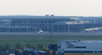 Aggressiver Passagier zwingt Flugzeug zur Landung am BER