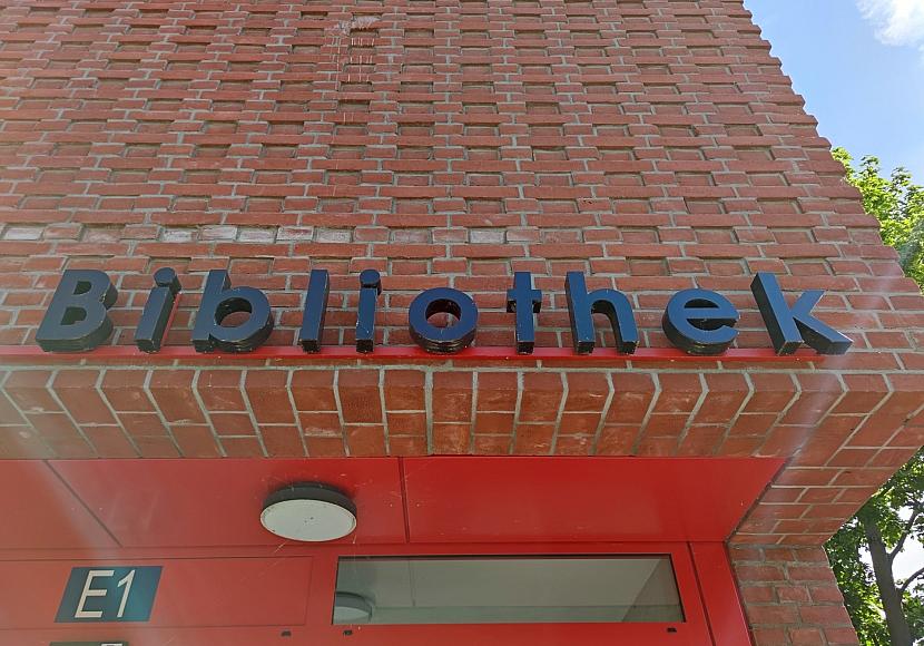 Gericht erlaubt kritische Hinweise in Bibliotheksbüchern