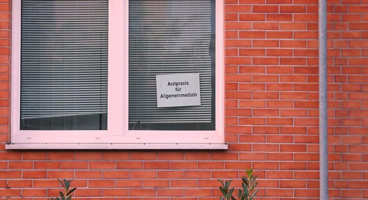 Gesundheitsversorgung: Landkreise stellen Arztvorbehalt infrage