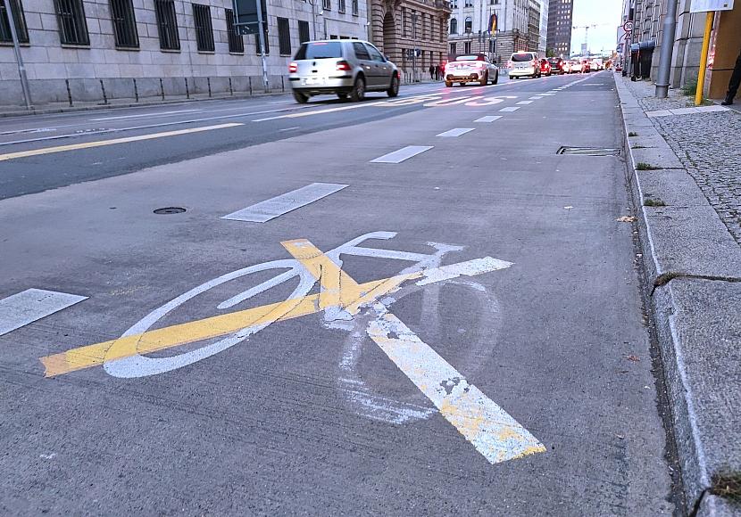 ADFC fordert Ende von Radfahrstreifen in der Mitte der Fahrbahn