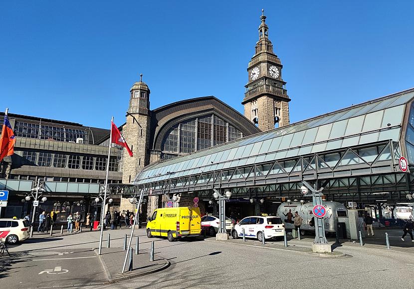 Bei Großkontrolle am Hamburger Hauptbahnhof Waffen gefunden