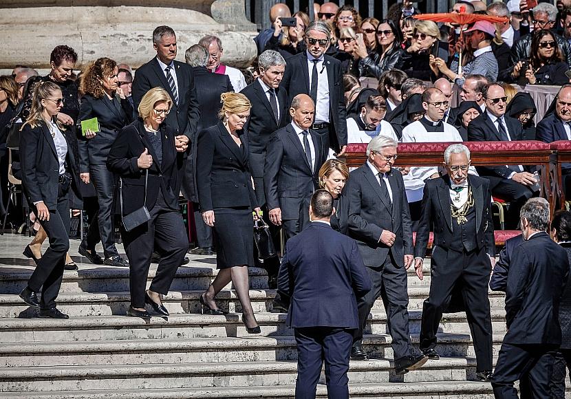 Scholz spricht bei Papst-Trauerfeier auch mit Trump