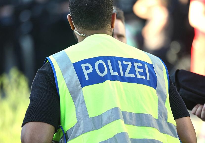 Auto fährt in Stuttgart in Menschengruppe