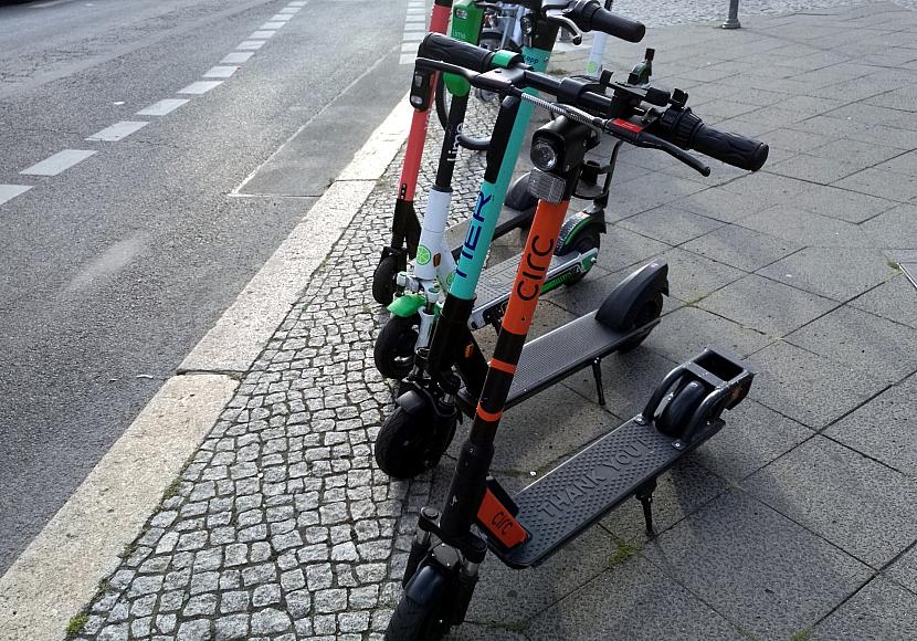 Schnieder will Parken von E-Scootern auf Gehwegen einschränken