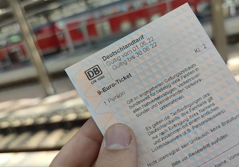 Linke fordert Rückkehr zu 9-Euro-Ticket