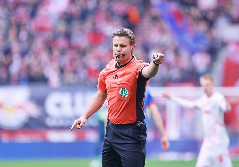 Ex-Schiedsrichter Brych erwartet mehr KI-Einsatz bei Fußballspielen