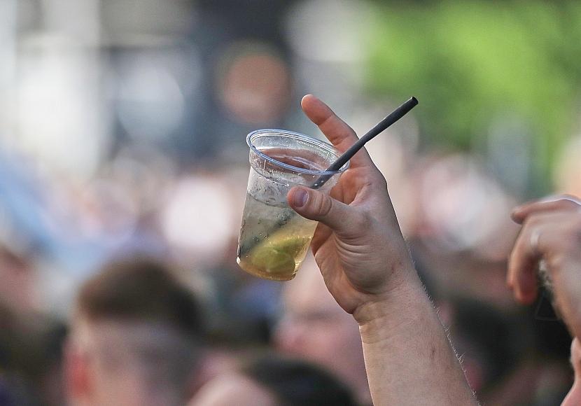 Gesundheitsminister fordern Verbot von begleitetem Alkoholkonsum
