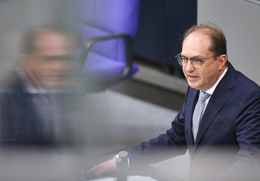 Dobrindt will Asylrecht im Grundgesetz nicht „infrage stellen“