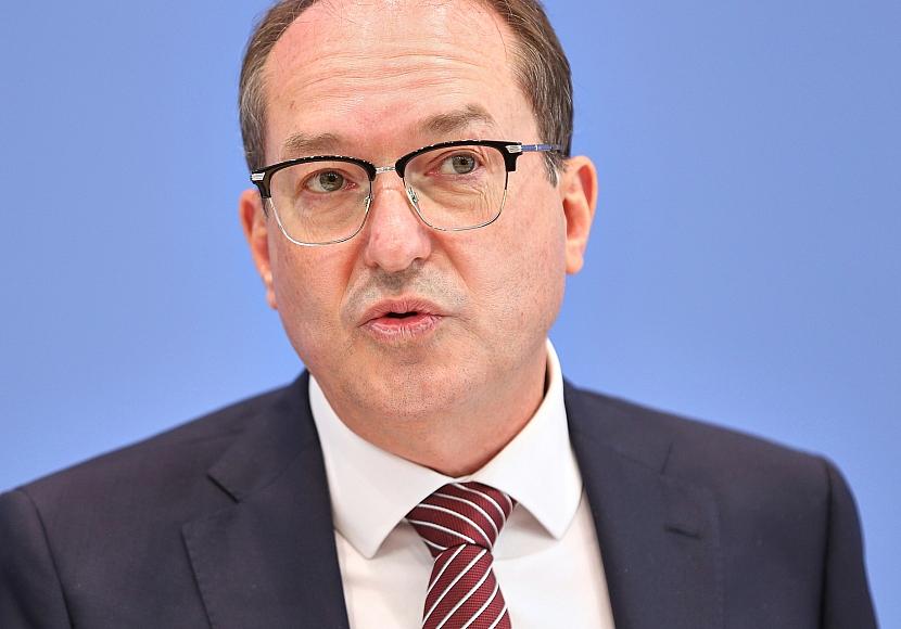 Bayerns Innenminister stärkt Dobrindt den Rücken
