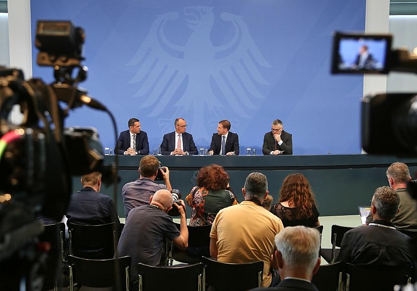 Merz will Kritik an „Drecksarbeit“-Äußerung nicht kommentieren