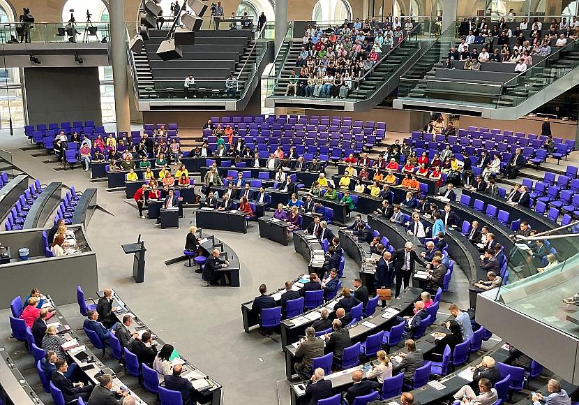 Klöckner verteidigt ihre Entscheidung gegen Regenbogenflaggen
