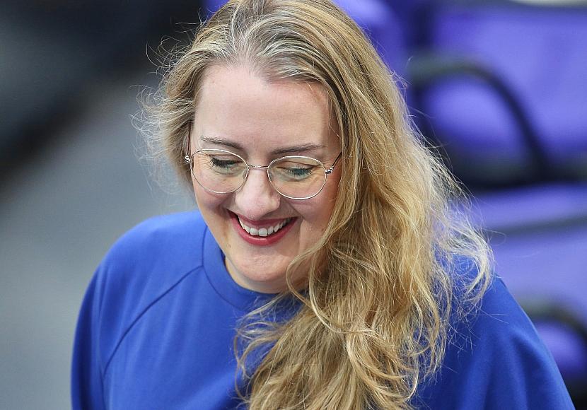Dröge will Preis für Deutschland-Ticket wieder auf 49 Euro senken