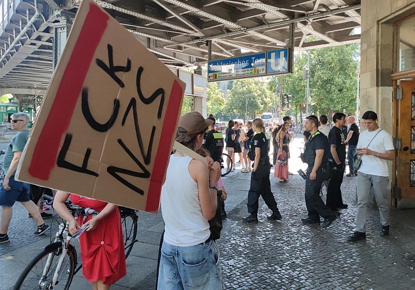 Großes Polizeiaufgebot bei AfD-„Begehung“ im Görlitzer Park