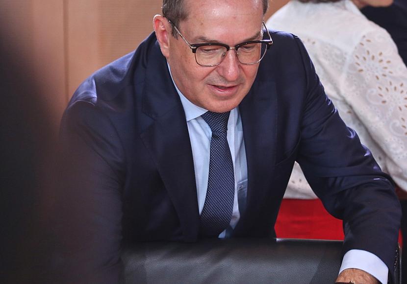 Abschiebungen: Innenminister will mit Taliban zusammenarbeiten
