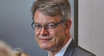 Schnieder will mit Reformen Bahn pünktlicher machen