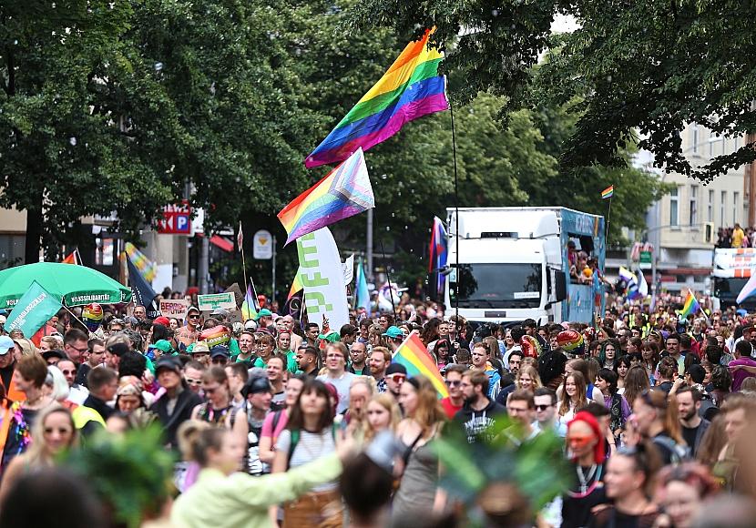 Hunderttausende bei Berliner CSD – Festnahmen bei Gegendemo