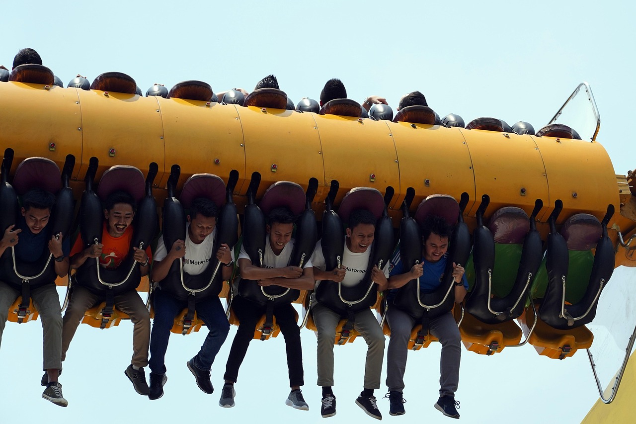 Fahrgeschäft zerbricht in der Luft: Mehrere Opfer nach Freizeitpark-Katastrophe