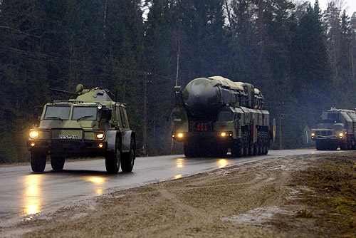 NATO im Alarmzustand: Russland mobilisiert Waffen und Zehntausende Soldaten