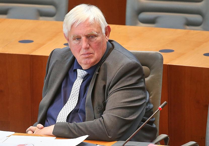 Laumann setzt weiter auf Rauchverbot in Autos