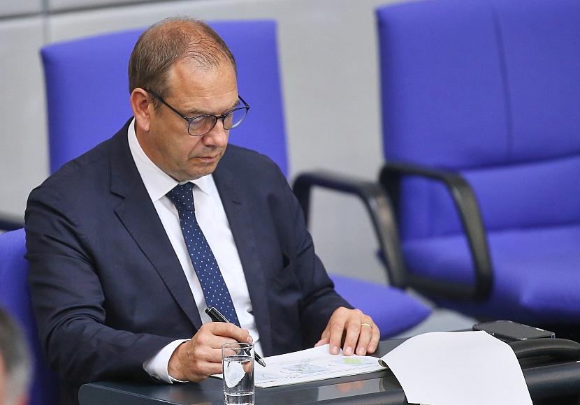 Otte wirft Russland „kriegsähnliche Handlungen“ gegen Nato vor