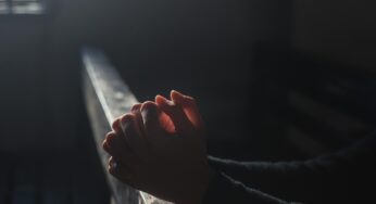 Mann fährt mit Auto in Kirche und eröffnet das Feuer