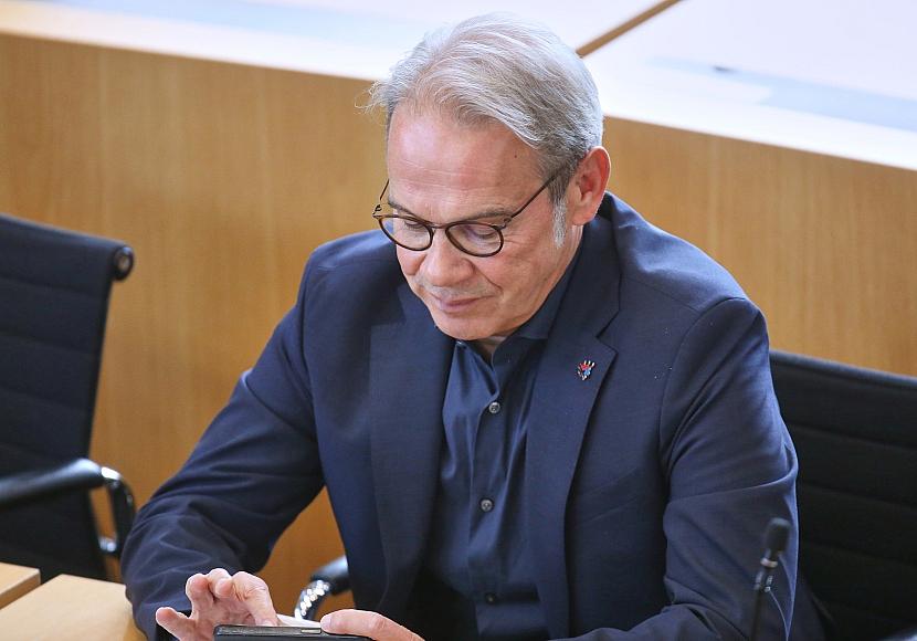 Thüringer Innenminister hält Verdacht gegen AfD aufrecht