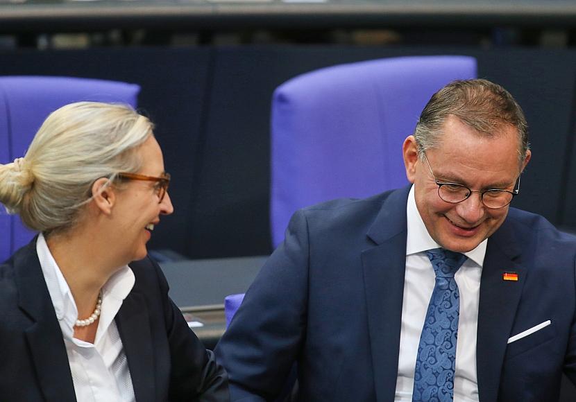 AfD in Forsa-Umfrage weiter vorn – Merz mit neuem Tiefstwert