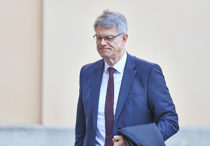 Schnieder geht wieder in die Öffentlichkeit