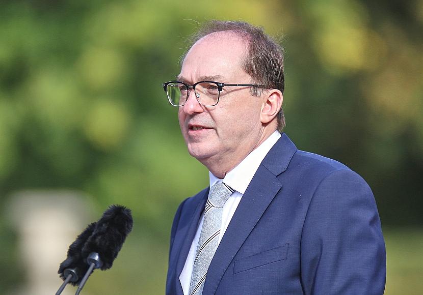 Dobrindt will neuen Anlauf für Asylzentren in Drittstaaten