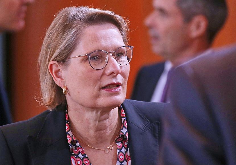 Justizministerin packt neues Firmenmodell an