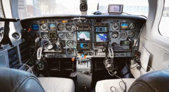 Flugzeug kracht vor den Augen Tausender zu Boden