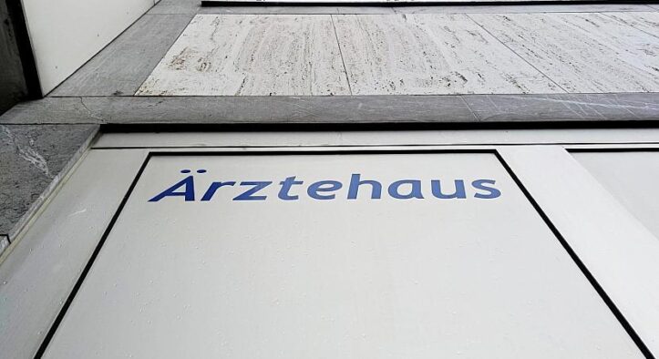 Krankenkasse weist Unternehmen Verantwortung für Krankenstand zu