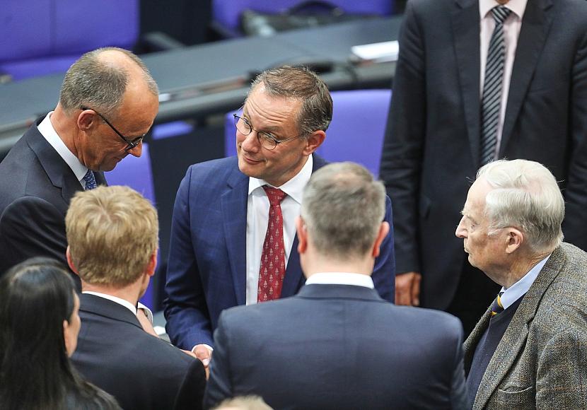 Infratest: Union in der Sonntagsfrage wieder knapp vor AfD