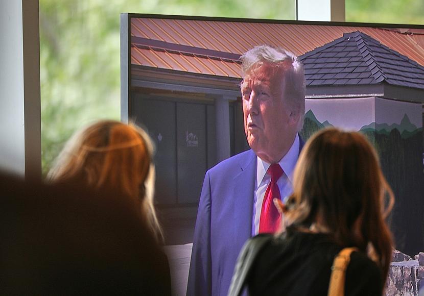 Trump bringt Epstein mit Bill Clinton und anderen in Verbindung