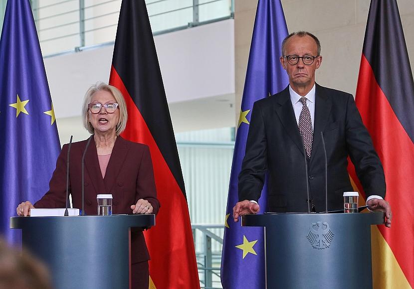 Wirtschaftsweise: Schnitzer übergibt Jahresgutachten an Merz