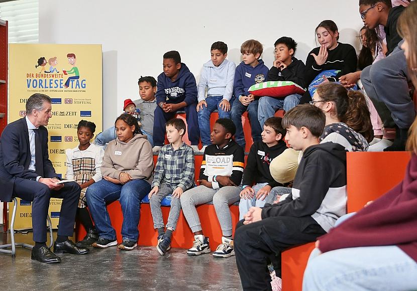 Merz sagt Vorlesen wegen Ukraine kurzfristig ab – Frei übernimmt