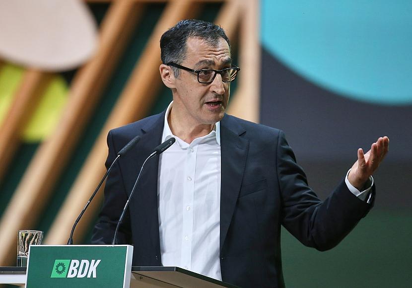 Özdemir wirbt für Dialog mit Autobranche