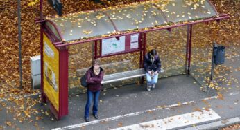 Unfassbares Drama: Bus rammt Menschengruppe, es gibt Tote