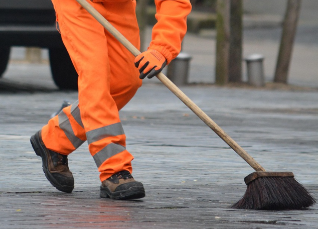 Knallhart: Erste deutsche Großstadt führt Arbeitspflicht ein