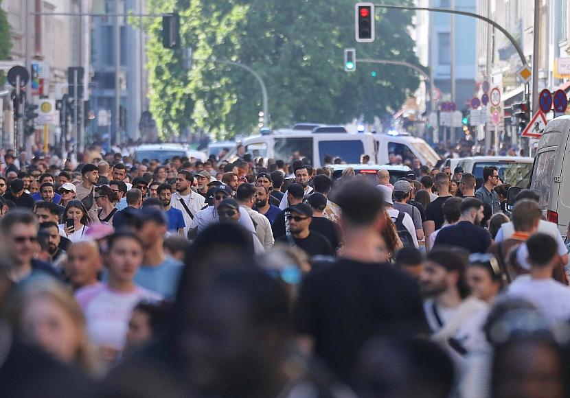 Umfrage: Deutsche bei Bewertung gesellschaftlicher Fragen gespalten