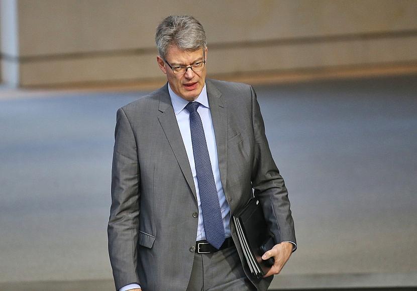 Schnieder sieht anhaltende Gefahr von Drohnen in Flughafennähe