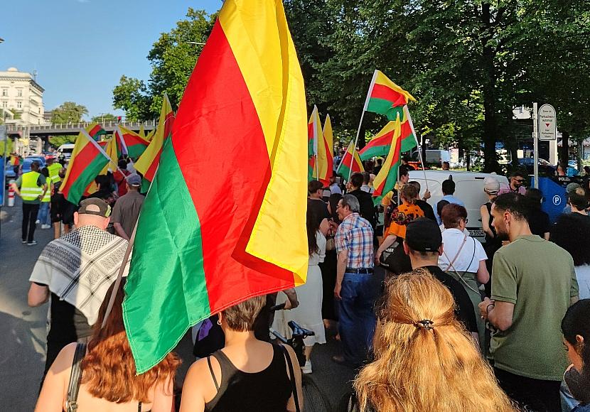 Kurdischstämmige Abgeordnete fordern von Merz Druck auf Syrien