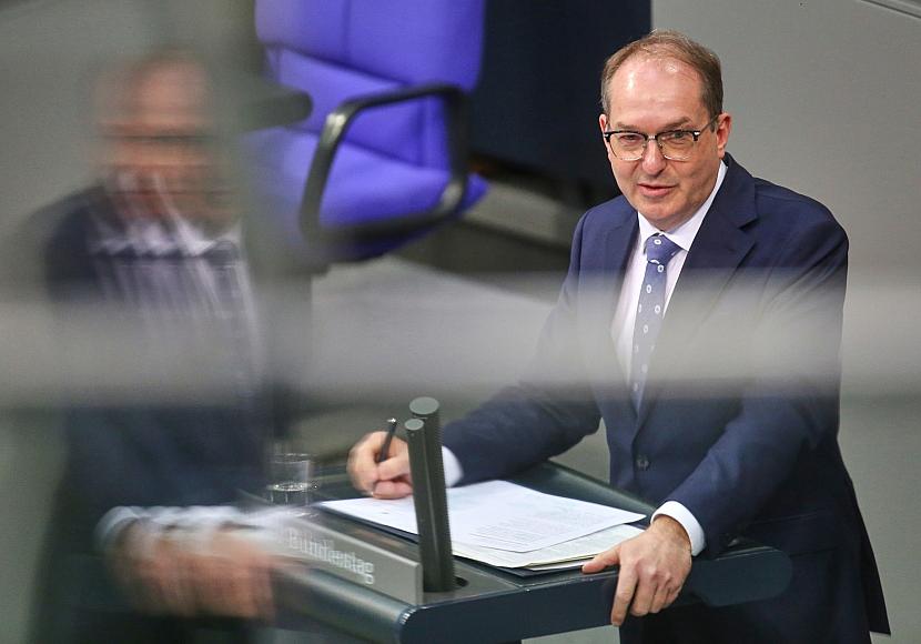 Dobrindt will neue Befugnisse für Verfassungsschutz