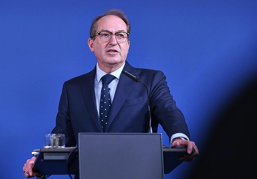 Dobrindt weist Kritik im Umgang mit Rassismus-Studie von sich