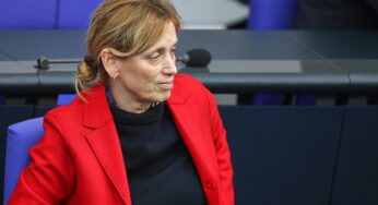 Prien baut Programm „Demokratie leben“ grundlegend um