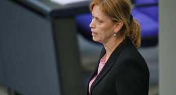 Prien verteidigt Umbau von „Demokratie leben“-Programm